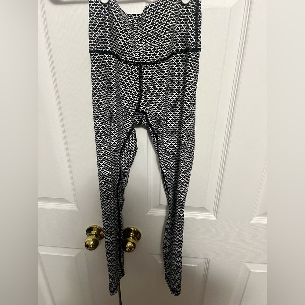 EUC Lululemon Wonder Under High rise 25 in black and white patterned leggings